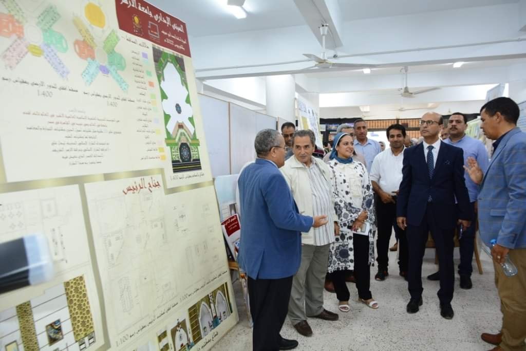 الدكتور أحمد المنشاوي نائب رئيس جامعة أسيوط لشئون الدراسات العليا والبحوث والمشرف على كلية الفنون الجميلة يستقبل أعضاء لجان تحكيم مشروع تخرج الدفعة الثانية لطلاب الفرقة الرابعة بكلية الفنون الجميلة