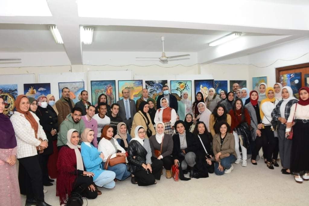 لأستاذ الدكتور / أحمد المنشاوي نائب رئيس الجامعة لشئون الدراسات العليا والبحوث والمشرف على الكلية يفتتح معرضاً فنيا بكلية الفنون الجميلة بعنوان " الحقيقة بأعيننا "
