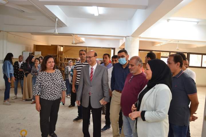 ​  الأستاذ الدكتور أحمد المنشاوي نائب رئيس الجامعة لشؤون الدراسات العليا والبحوث والمشرف علي كلية الفنون الجميلة يفتتح معرضاً فنياً من التراث لطلاب كلية الفنون الجميلة [إضغط و إسحب للتحريك] ​