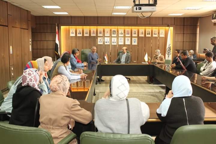 نائب رئيس جامعة أسيوط يكرم فريقا من طلاب كلية الفنون الجميلة للفوز بالمركز الأول ملابس والثالث ديكور في مهرجان الابداع المسرحي العاشر