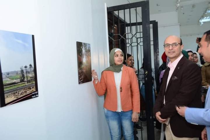 الأستاذ الدكتور /أحمد المنشاوي نائب رئيس الجامعة لشئون الدراسات العليا والبحوث والمشرف على كلية الفنون الجميلة يفتتح معرض التصوير الفوتوغرافى الثانى لطلاب الفرقة الأولى بكلية الفنون الجميلة تحت عنوان " تمرد عدسة "والمنعقد بقصر ثقافة أسيوط