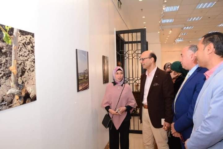 الأستاذ الدكتور /أحمد المنشاوي نائب رئيس الجامعة لشئون الدراسات العليا والبحوث والمشرف على كلية الفنون الجميلة يفتتح معرض التصوير الفوتوغرافى الثانى لطلاب الفرقة الأولى بكلية الفنون الجميلة تحت عنوان " تمرد عدسة "والمنعقد بقصر ثقافة أسيوط