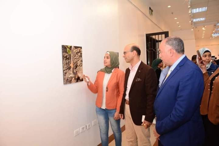 الأستاذ الدكتور /أحمد المنشاوي نائب رئيس الجامعة لشئون الدراسات العليا والبحوث والمشرف على كلية الفنون الجميلة يفتتح معرض التصوير الفوتوغرافى الثانى لطلاب الفرقة الأولى بكلية الفنون الجميلة تحت عنوان " تمرد عدسة "والمنعقد بقصر ثقافة أسيوط