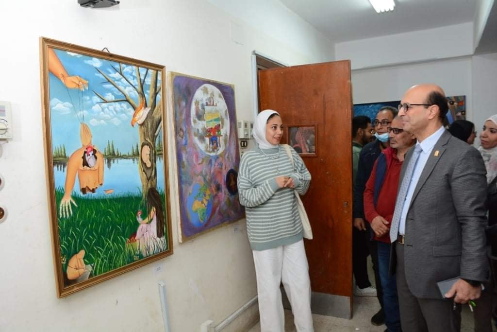 لأستاذ الدكتور / أحمد المنشاوي نائب رئيس الجامعة لشئون الدراسات العليا والبحوث والمشرف على الكلية يفتتح معرضاً فنيا بكلية الفنون الجميلة بعنوان " الحقيقة بأعيننا "