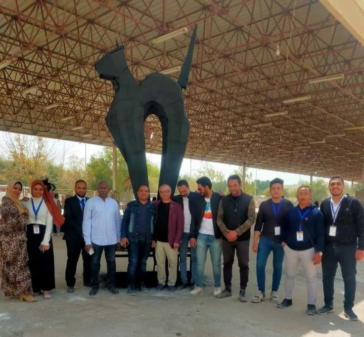 مشاركة وفد من طلاب قسم النحت بكلية الفنون الجميله جامعة اسيوط فى سمبوزيوم النحت والخزف كلية التربية النوعية جامعة جنوب الوادي فى الفترة من ١٩ إلى ٢٩مارس ٢٠٢٢ م بعمل نحتي بأسم (قطه) نحت مجسم بالحديد والصاج ارتفاع ٥ متر