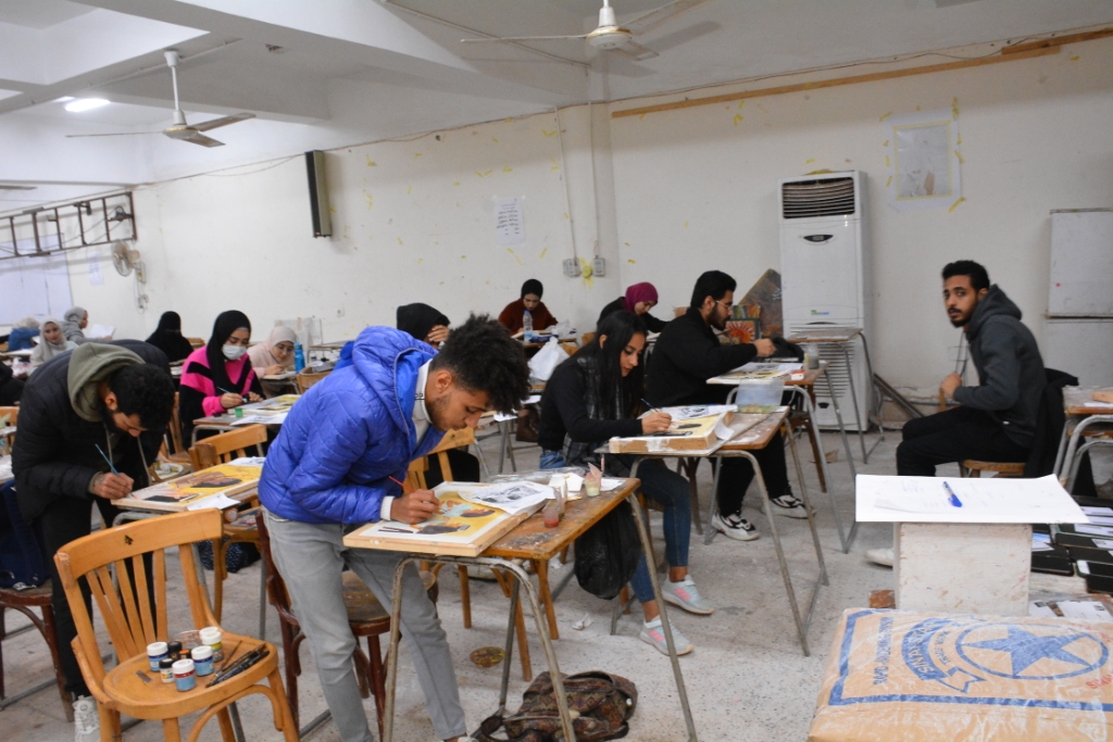تحت رعاية الدكتورة مها غانم القائم بأعمال رئيس جامعة أسيوط تابع الدكتور أحمد عبد المولي القائم بعمل نائب رئيس الجامعة لشئون التعليم والطلاب أعمال سير الإمتحانات العملية بمختلف الكليات بالجامعة وكان في إستقباله رؤساء اللجان ولفيف من أعضاء هيئة التدريس والإداريين المشرفيين علي أعمال الإمتحانات .  وخلال جولته أكد الدكتور أحمد عبد المولي علي حرص إدارة الجامعة علي الإطمئنان علي إنتظام أعمال الإمتحانات العملية وخلال الجولة تفقد سيادته لجنة 5 صالة ( 1 )  لكلية الهندسة لكلاً من الفرقة إعدادي قسم فنون , والفرقة الأولي والثانية قسم جرافيك  و الفرقة الثالثة جرافيك قسم تصميم مطبوع , أعقب ذلك تفقد صالة إمتحانات كلية الفنون الجميلة , مؤكداً علي سعي إدارة الجامعة علي توفير كافة سبل الدعم والرعاية للطلاب الممتحنيين داخل اللجان بما يضمن لهم أداء الإمتحانات في أجواء ملائمة .  أعقب ذلك توجه سيادته إلي قطاع المدن الجامعية وكان في إستقباله الأستاذ عرفة أبو العلا المدير العام لقطاع المدن الجامعية , والأستاذ عماد محمد سيد مدير المدينة , فضلاً عن السادة العاملين بمختلف الإدارات وذلك لمتابعة أعمال تطوير مباني الوحدات السكنية ( ب ) وقطاع (2)  الخاص بالوفود ومتابعة البنية التحتية  لتهيئة بيئة جامعية وتوفير مرافق وخدمات خاصة بالطلاب والوافدين وتجهيز المباني بكافة الإمكانات اللازمة  .  ثم توجه سيادته إلي مقر المطعم المركزي وذلك في إطار دور الجامعة في تحقيق منظومة صحية وإجتماعية متكاملة لرعاية أبنائها الطلاب و كان في إستقباله الأستاذة آمال جمال المدير العام للإدارة العامة لشئون التغذية , فضلاً عن السادة المسئولين وعدداً من العاملين بإدارة المطعم , مؤكداً أن الجولة إستهدفت متابعة سلامة المنظومة الغذائية المقدمة داخل المطعم المركزي ووصولها لأعلي مستوي من الجودة والنظافة لأبنائنا الطلاب .