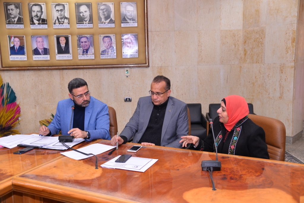 رئيس جامعة أسيوط يدعو عمداء كليات الجامعة إلى تقديم مقترحاتهم لإضافة مزيد من البرامج الدراسية الجديدة لإثراء الحركة العلمية بجامعة أسيوط الأهلية