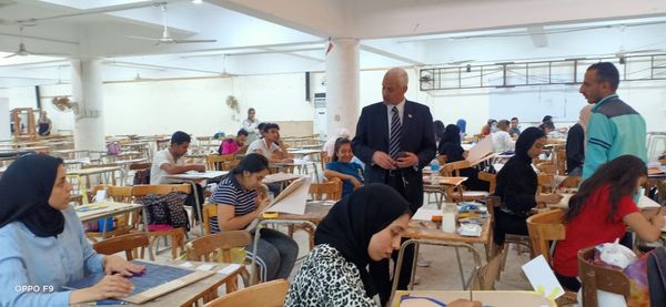 الاستاذ الدكتور / احمد محمد عبد المولى نائب رئيس الجامعة لشئون التعليم والطلاب  يتفقد سير امتحانات الفرقة الرابعة بالكلية