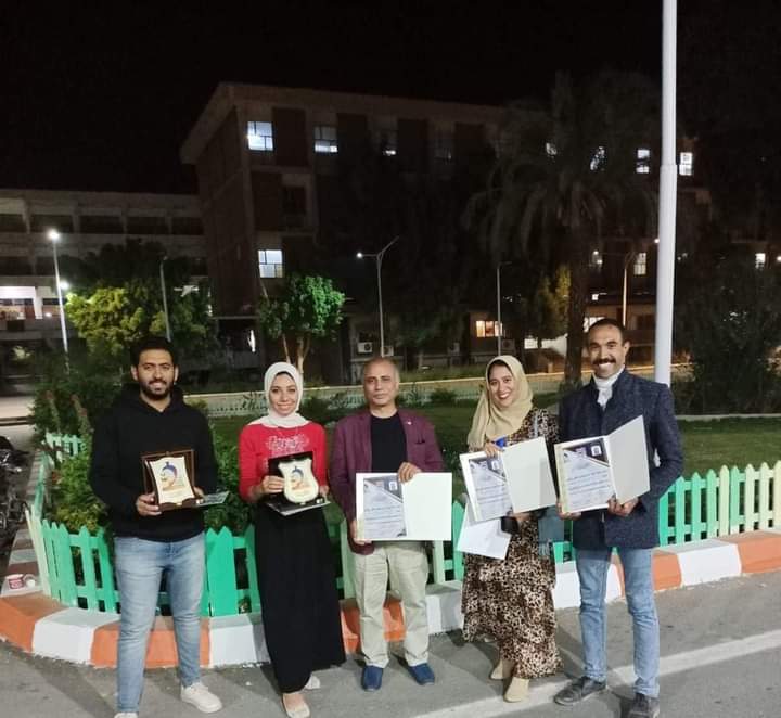 مشاركة وفد من طلاب قسم النحت بكلية الفنون الجميله جامعة اسيوط فى سمبوزيوم النحت والخزف كلية التربية النوعية جامعة جنوب الوادي فى الفترة من ١٩ إلى ٢٩مارس ٢٠٢٢ م بعمل نحتي بأسم (قطه) نحت مجسم بالحديد والصاج ارتفاع ٥ متر