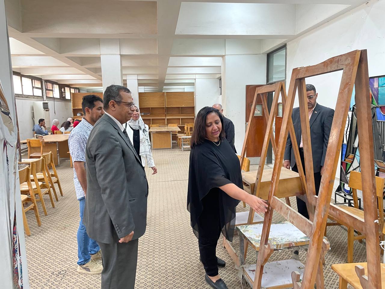 تفقد السيد الاستاذ الدكتور عميد الكلية والسادة الوكلاء قاعات الدروس والمحاضرات والتمارين بمختلف أقسام الكلية.
