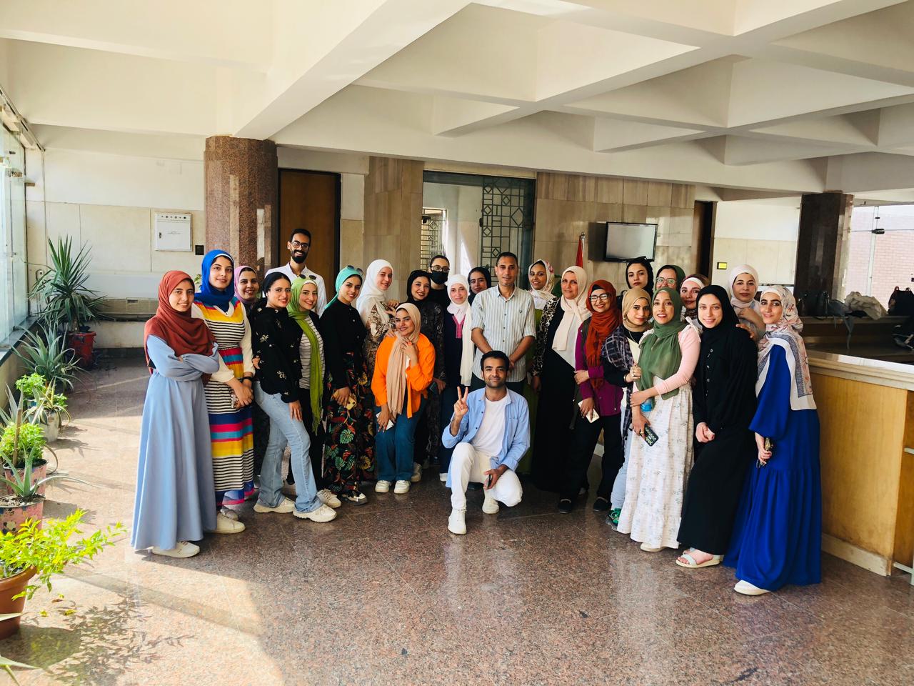 استقبل الاستاذ الدكتور / جمال يحيى صدقي عميد الكلية وفد طلابي من قسم التصوير بكلية الفنون الجميلة جامعة اسيوط برفقة السيد الدكتور / محسن عبد اللاه المدرس بقسم التصوير