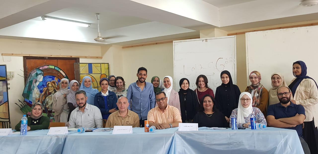 في اطار النشاط البحثي بالكلية وبرعاية الاستاذ الدكتور خالد صلاح عميد الكلية وتحت اشراف الاستاذ الدكتور محمد حلمى وكيل الكلية للدراسات العليا والبحوث عقد قسم التصوير اليوم سمينار لمناقشة خطة بحثية للتقدم لنيل درجة الماجستير