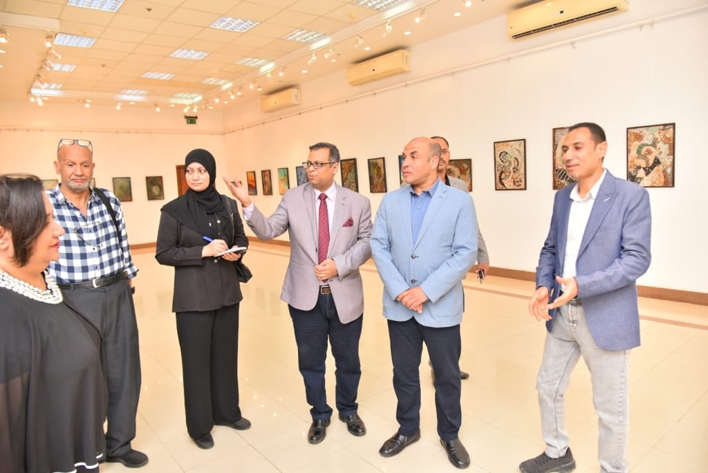 د.المنشاوي: نفخر بأفكار وإبداعات طلابنا الرائعة ونسعد بمشاركتهم في المحافل الفنية    تحت رعاية الدكتور أحمد المنشاوي رئيس جامعة أسيوط؛ نظمت كلية الفنون الجميلة بالجامعة، بالتعاون مع قصر ثقافة أسيوط، معرضاً فنياً، بعنوان: (افتراضات جدارية)؛ لطلاب الفرقة الرابعة، قسم التصوير، شعبة جداريات، وذلك بقاعة العرض بقصر ثقافة أسيوط، تحت رئاسة الدكتورة نيفين الكيلاني وزيرة الثقافة.    شهد افتتاح المعرض حضور الدكتور محمود عبد العليم نائب رئيس الجامعة لشئون خدمة المجتمع وتنمية البيئة ، والدكتور خالد صلاح عميد كلية الفنون الجميلة، والدكتورة سحر بطرس وكيل الكلية لشئون خدمة المجتمع وتنمية البيئة، والدكتور محسن عبد اللاه المدرس بقسم التصوير، ومنسق المعرض، وبمشاركة الدكتورة صفاء كامل مدير قصر ثقافة أسيوط، والأستاذة نبيلة أديب مدير العلاقات العامة بقصر ثقافة أسيوط، وعدد من أعضاء هيئة التدريس، وحشد كبير من طلاب الفرقة الرابعة بالكلية.   وأكد الدكتور أحمد المنشاوي، حرص إدارة الجامعة على رعاية، وتنمية مهارات المبدعين، وتشجيع الأنشطة، والفن الهادف، وفخرها بأفكار ،وإبداعات الطلاب الرائعة، ونسعد بمشاركتهم في المحافل الفنية، مؤكداً على ضرورة الاهتمام بالثقافة، والفنون، والآداب، والتي تُقاس بها حضارات الأمم، وتقدمها، داعياً الطلاب للمشاركة؛ بالفعاليات، والندوات، التي يتم تنظيمها داخل الجامعة، وخارجها؛ للعمل على إثراء روح الإبداع لدى الطلاب، موجهاً التهنئة     وأشاد الدكتور محمود عبد العليم، بالأعمال الفنية المقدمة من الطلاب، والتي جاءت علي قدرٍ عالٍ من التميز، والإبداع، لافتاً إلى حرص إدارة الجامعة؛ علي تشجيعها المستمر، والمتواصل لأبنائها؛ من أعضاء هيئة التدريس، والباحثين، والخريجين، والطلاب، على تنمية قدراتهم الابداعية، والفكرية، والفنية، ومتمنياً لهم دوام التوفيق، والتميز، والإبداع. وأوضح الدكتور خالد صلاح؛ إن المعرض يقدم جانباً من الأعمال الفنية، التي ينتجها طلاب قسم التصوير، والتي تحرص الكلية علي تنوع أماكن عرضها، وتم تنظيم المعرض في مقر قصر الثقافة بأسيوط؛ دعماً للطلاب، وتشجيعاً لهم علي الاحتكاك بالمجتمع الفني، والفنانين بأسيوط، إلى جانب تنمية قدراتهم علي شرح، وتقديم العمل الفني للمشاهدين، وتلقي ردود الأفعال، والرؤي النقدية لرواد المعرض، والتفاعل معها، موجهاً الشكر لإدارة الجامعة، وقصر الثقافة بأسيوط، علي التعاون، وتقديم الدعم الدائم، 