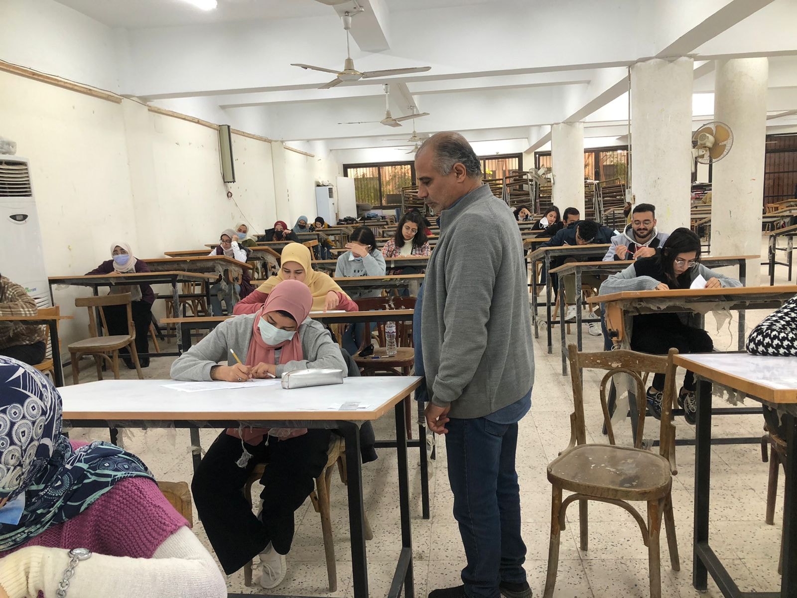 متابعة امتحانات الفصل الدراسي الأول للعام الجامعى ٢٠٢٢/٢٠٢١ م اليوم الخامس للفرقة الأعدادي ديكور ، والفرقة الاولي تصوير وجرافيك ونحت