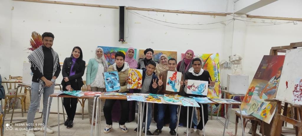 تحت رعاية الأستاذ الدكتور احمد المنشاوي نائب رئيس الجامعة لشئون الدراسات العليا والبحوث والمشرف على كلية الفنون الجميلة  وتحت اشراف دكتورة سحر بطرس وكيل الكلية لشئون خدمة المجتمع وتنمية البيئة ودكتور محمد عبد الحكيم وكيل الكلية لشئون الطلاب وإدارة رعاية الشباب وإدارة العلاقات العامة والاعلام بالكلية  ، حيث استقبلت الكلية الطلاب ذوي الهمم من طلاب مركز رعاية ذوى الهمم بالجامعة ، كلية التربية النوعية -قسم التربية الفنية ، مدرسة المكفوفين ، الجمعية المصرية لذوى الإعاقة السمعية ، الجمعية النسائية لمشاركتهم العمل وسط ابناء الكلية من الطلبة لمحاولة ادماجهم في المجتمع وتنمية مواهبهم وقد أوضحت د/ نجلاء بدوي هارون  المدرس بقسم التصوير من خلال الورشة تعريف ونشأت فن الإبرو. ( الرسم على الماء ) وأن الهدف من هذه الورشة لطلاب ذوي الهمم تنمية القدرة البصرية وتوسيع افاقهم الفكرية وإثارة شغفهم تجاه الالوان وقدرتهم على التخيل مما ساعد في إنتاج أعمال فنية متميزة وان كل منهم على حدة له مجموعة لونية مفضلة وجميلة . و أكدت د. هبه فوزى المدرس بقسم الجرافيك على أهمية الفن فى تطوير شخصيات تلك الطلاب نظرا لما لديهم من اختلافات في الجسد أو الفكر أو في الحس ، الأمر الذي يحد من قدرتهم على ممارسة النشاطات الأساسية والشخصية والاجتماعية . و من هنا تبنت كلية الفنون الجميلة جامعة اسيوط هذه المبادرة لتقديم دور فعال فى اظهار المهارات الفنية المتعددة لتلك الطلاب ودمجهم مع المجتمع الخارجى للارتقاء بمهارتهم و الكشف عن المواهب الفنية الموجودة فيهم لاخراج منتج فنى يعبر عن القدرات الخاصة لهم  وقد اثمرت الورشة اعمال فنية عديدة ناتج من التزام وتواجد الطلاب ذوى الهمم والمجهود المبذول والاصرار على العمل والتواصل مع طلاب الكلية