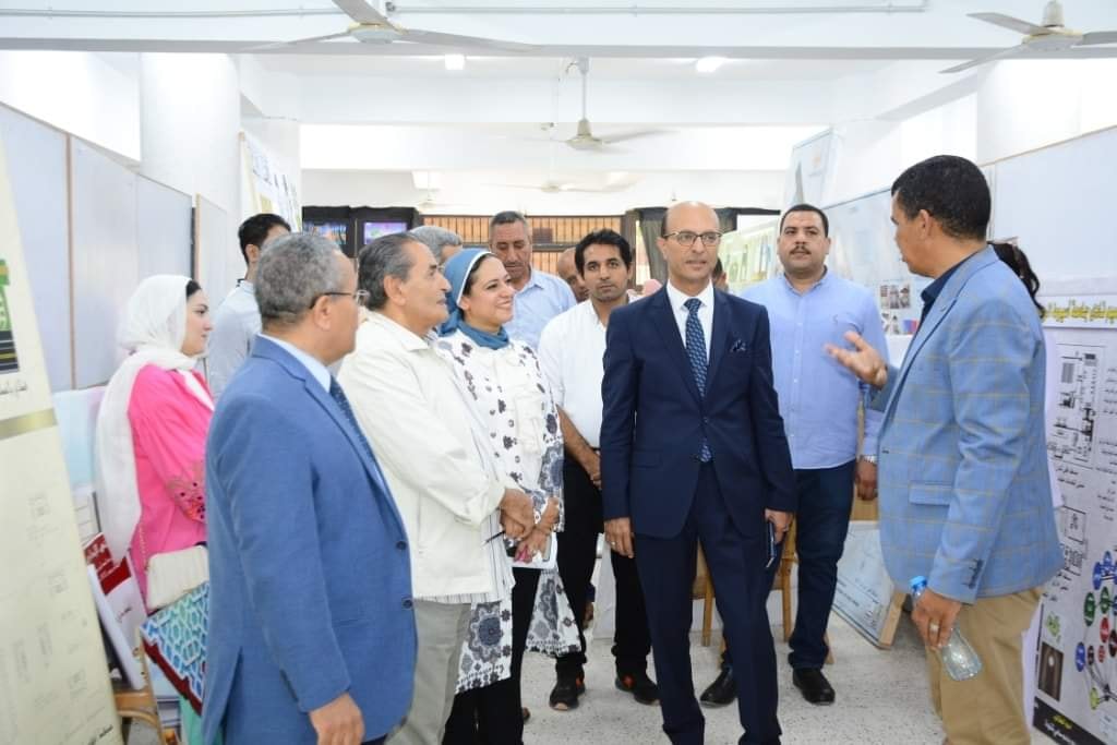الدكتور أحمد المنشاوي نائب رئيس جامعة أسيوط لشئون الدراسات العليا والبحوث والمشرف على كلية الفنون الجميلة يستقبل أعضاء لجان تحكيم مشروع تخرج الدفعة الثانية لطلاب الفرقة الرابعة بكلية الفنون الجميلة