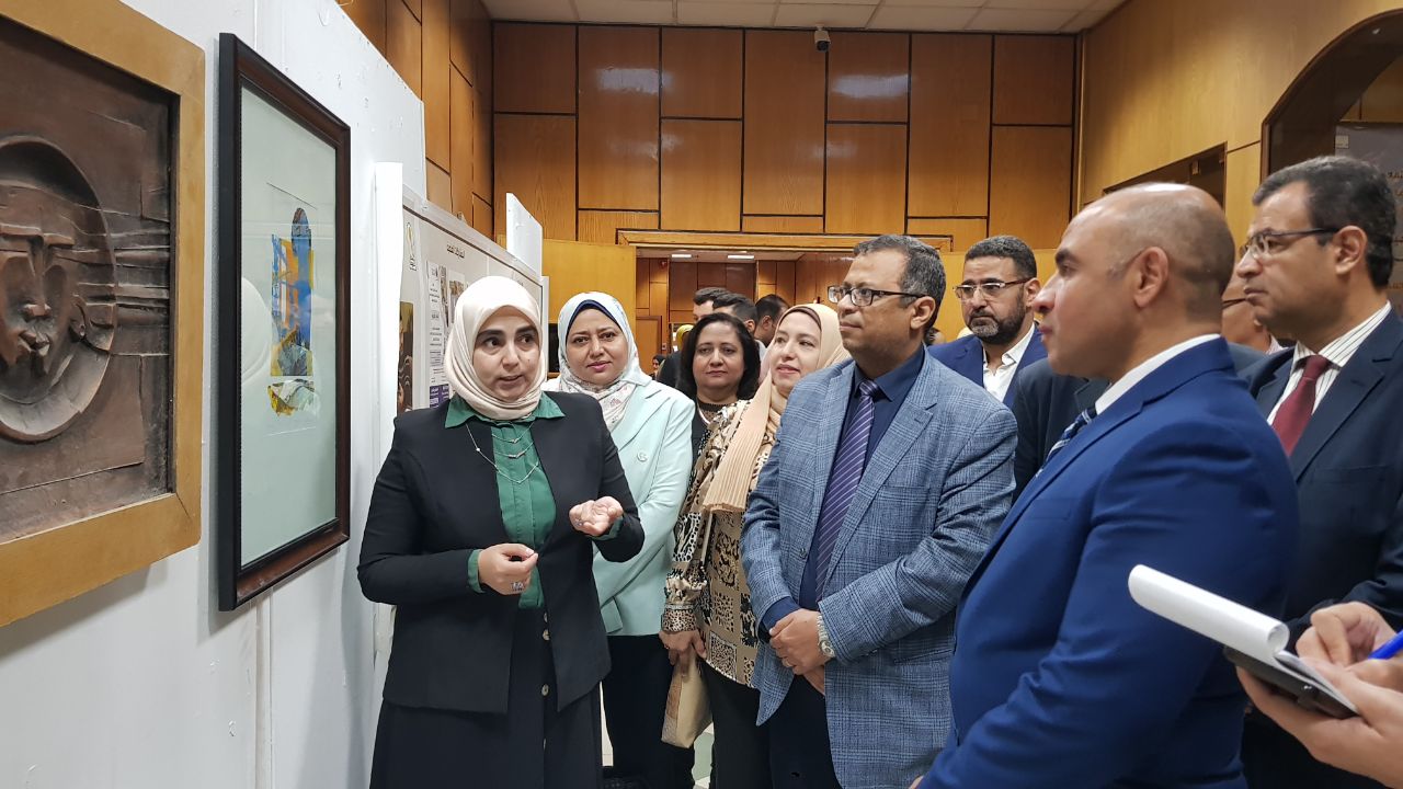 معرض لأعمال السادة اعضاء هيئة التدريس والهيئة المعاونة بالكلية