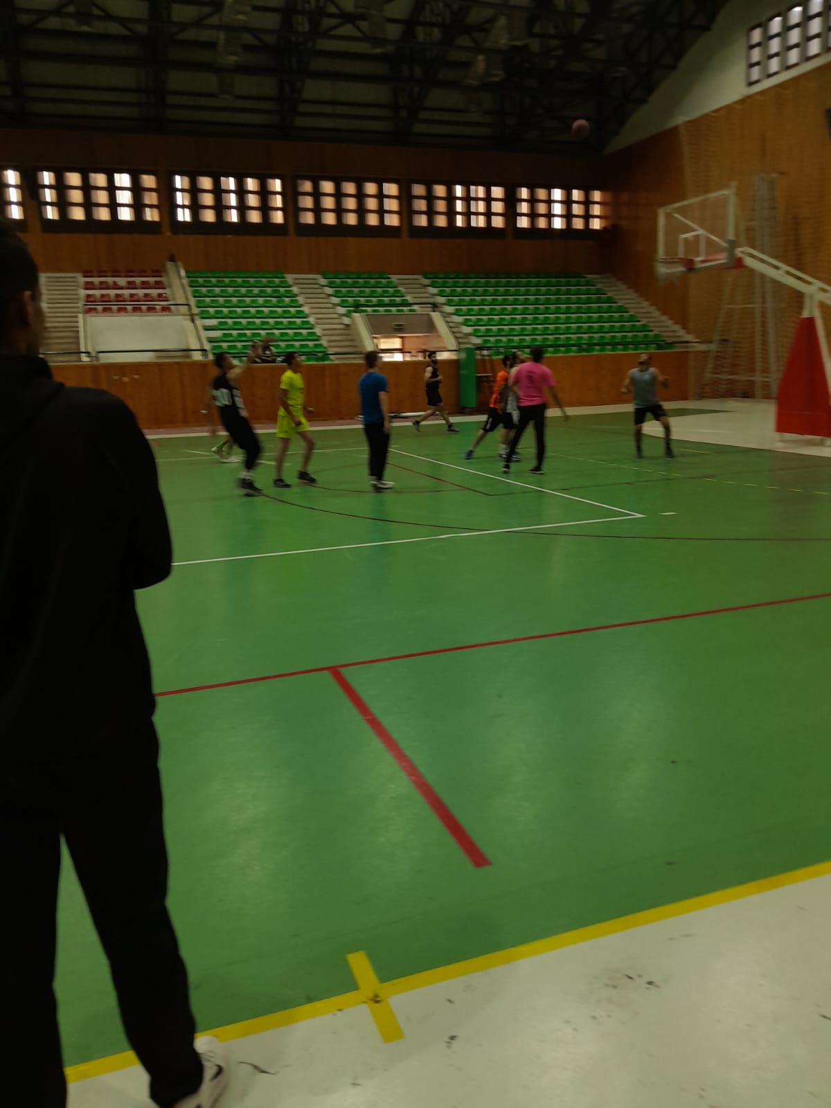 فريق الكلية لكرة السلة يفوز في اولي مبارياته في دوري الجامعة. 