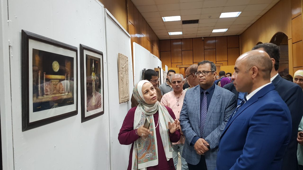 معرض لأعمال السادة اعضاء هيئة التدريس والهيئة المعاونة بالكلية