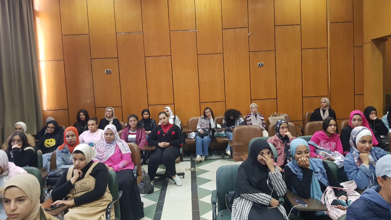 استضافت كلية الفنون الجميلة الندوة التوعوية لطلاب كلية الفنون الجميلة "من أجل وطنك؛ كن إيجابياً وشارك في انتخابات رئاسة الجمهورية 2024" 