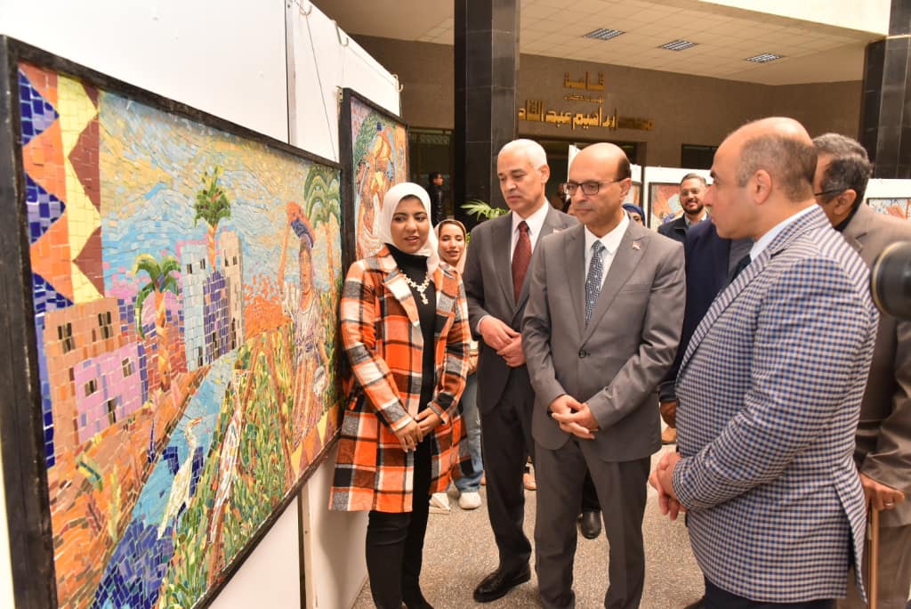 رئيس جامعة أسيوط يفتتح معرض "إبداعات الموزاييك" لقسم التصوير بكلية الفنون الجميلة