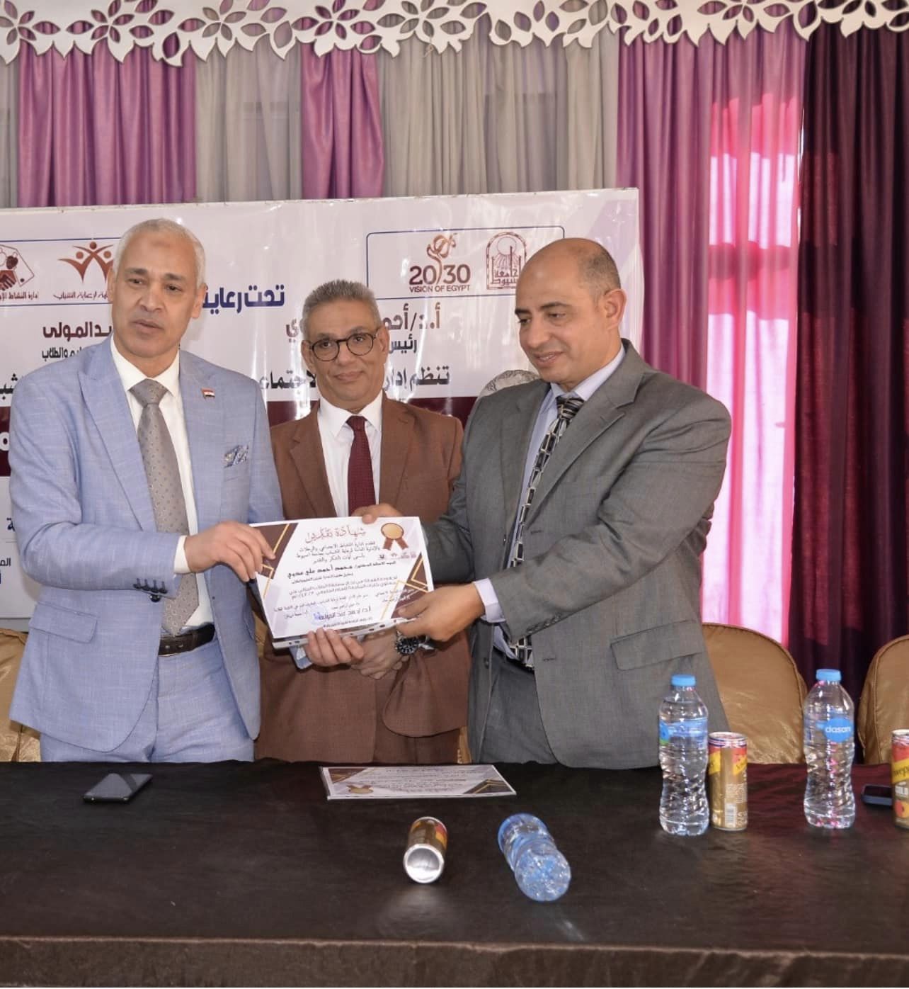 الطالبة ندي خالد جابر بقسم العمارة بالكلية تحصل على المركز الرابع لمسابقة الطالبة المثالية بالجامعة. 
