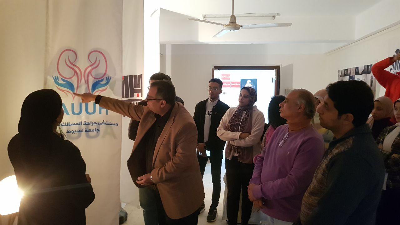 تفقدالسيد الاستاذ الدكتور / عميد الكلية لمعرض السيدة الدكتورة/ نهي سعيد مفتي المدرس بقسم الجرافيك بالكلية