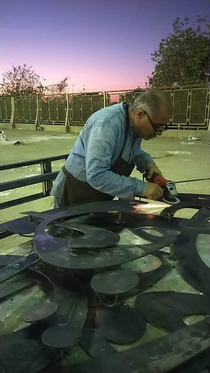 مشاركة الأستاذ الدكتور/محمد محمد عبد الحكيم وكيل الكليه لشئون التعليم والطلاب فى سمبوزيوم النحت والخزف بكلية التربية النوعية جامعة جنوب الوادي فى الفترة من ١٩ إلى ٢٩ مارس ٢٠٢٢ م بعمل نحتى باسم ( كنزى ) تكوين لــ (ومن يتقى الله يجعل له مخرجا)