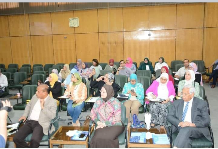 أطلق الدكتور احمد المنشاوي نائب رئيس جامعة أسيوط لشئون الدراسات العليا والبحوث فاعليات اليوم العلمي الاول  لمكتب التصنيف العلمى الاكاديمى الدولي الذي يقام في رحاب جامعه اسيوط تحت رعاية الدكتور طارق الجمال رئيس الجامعه وبحضور الدكتور عمر محمود شعبان مدير المكتب والدكتور محمد رائد المدير الاقليمي للذكاء البحثى بهيئة Elsevier والدكتور عمرو ابو الدهب المدير الاقليمى لافريقيا بهيئة Elsevier ونخبة من عمداء ووكلاء الكليات ولفيف من أعضاء هيئة الدريس والباحثين والقيادات الاداريه بالجامعه.  وفي كلمته الافتتاحية أكد الدكتور احمد المنشاوى على أهمية العمل المؤسسي وتضافر قطاعات الجامعة المختلفة في العمل على تحسين ترتيب جامعة اسيوط في التصنيفات الدولية كما اكد على اهمية هذه اللقاءات فى زيادة الوعي بالتصنيف الدولى وآليات اختيار الجامعات ضمن التصنيفات العالمية والتي تعتمد على معايير معتمدة لقياس كفاءة الجامعات وجودتها أهمها جودة التعليم, وجودة هيئة التدريس, ومخرجات وحجم المؤسسة.  واشار الدكتور عمر ممدوح شعبان إلى أن المكتب يعمل على تحسين ترتيب الجامعة في التصنيفات الدولية من خلال الارتقاء بمستوى الأداء عن طريق وضع خطة استراتيجية تنموية لرفع المستوى الأكاديمي للجامعة والعمل على توفير منصة فعالة لكافة هذه  التصنيفات, والعمل على  بناء كوادر جامعية قادرة على القيام بمهام التصنيف والاعتماد الأكاديمي الدولي الى جانب  القيام بجمع وتحليل البيانات المهمة عن الجامعة والخاصة بمعايير التصنيف الأكاديمي للجامعات، وإدخالها أو إرسالها إلى جهات التصنيف الدولي مؤيدة بالوثائق المطلوبة كما يهدف الى نشر ودعم ثقافة التصنيفات العالمية للجامعات داخل جامعة أسيوط بالشكل الذي يعمل على تعزيز وضعها في التصنيف الدولي.  وصرحت الدكتورة يمنى عاطف مقرر اليوم العلمي أن اليوم تضمن جلستين علميتين، الأولى برئاسة الدكتورة انتصار يونس والدكتور يوسف صالح والدكتور حسن رفعت والدكتور جابر مجاهد، ودارت حول عدد من الموضوعات  هي مقدمة عن هيئة إلسيفير وقواعد بيانات سكوبس وسايفل، وعرض تحليلي لموقع جامعة أسيوط في التصنيفات الدولية، ونقاط الضعف والقوة في الأداء البحثي لجامعة أسيوط، تشجيع البحث العلمي النزيه ورفع تصنيف الجامعة وجهان لعملة واحدة، وحاضر فيها الدكتور محمد رائد والدكتور عمرو أبو الدهب والدكتور محمود عبد العليم مدير لجنة الأخلاقيات العلمية المركزية بالجامعة.  بينما عقد