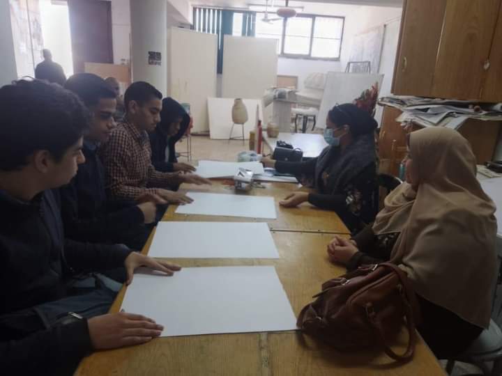 تحت رعاية الأستاذ الدكتور طارق الجمال رئيس جامعة أسيوط والأستاذ الدكتور شحاتة غريب نائب رئيس الجامعة لشئون التعليم والطلاب والأستاذ الدكتور أحمد المنشاوي نائب رئيس الجامعة لشئون الدراسات العليا والبحوث والمشرف على كلية الفنون الجميلة ، والأستاذ الدكتور مها غانم نائب رئيس الجامعة لشئون خدمة المجتمع وتنمية البيئة وتحت اشراف الأستاذ الدكتور سحر بطرس نجيب وكيل الكلية لشئون خدمة المجتمع وتنمية البيئة الاستاذ الدكتور محمد عبدالحكيم وكيل الكلية لشئون التعليم والطلاب وإدارة رعاية الشباب  وإدارة العلاقات العامة والإعلام بالكلية وفى اطار اهتمام قطاعي شئون التعليم و الطلاب وشئون خدمة المجتمع وتنمية البيئة نحو تنمية المواهب الفنية لطلاب ذوي الهمم فى مراحل تعليمهم المختلفة قامت كلية الفنون الجميلة بتنظيم ورشة فنية لذوى الهمم بالتعاون مع  قطاع شئون خدمة المجتمع وتنمية البيئة وقطاع شئون التعليم والطلاب بالجامعة للجهات التالية (مركز  رعاية ذوى الهمم بالجامعة ، كلية التربية النوعية -قسم التربية الفنية ، مدرسة المكفوفين ، الجمعية المصرية  لذوى الإعاقة السمعية ، الجمعية النسائية ) فى الفترة من ١٢ الى ١٧ مارس ٢٠٢٢ م يعقبه إقامة معرض لمنتجات الورشة وذلك يوم الاثنين الموافق ٢٢ مارس ٢٠٢٢م شارك فى الورشة قسم النحت والتصوير والجرافيك بالكلية وقد اوضحت الدكتورة سحر بطرس والدكتور محمد عبدالحكيم ان اليوم الاول للورشة قد تم بنجاح وحقق هدف الورشة بالدمج بين طلاب الكلية والطلاب ذوى الهمم وقد زار طلاب الورشة اقسام النحت والجرافيك والتصوير حسب الجدول المحدد وتفاعلوا مع طلاب الكلية فى الاقسام وقاموا بتنفيذ اعمال فنية متنوعة ومميزة والتى سوف يشاركون بها فى المعرض الخاص بهم فى نهاية الورشة وقد عبروا عن سعادتهم وشغفهم لاستكمال باقى ايام الورشة كما اوضحت الدكتورة / نهى المفتى المدرس بقسم الجرافيك ان طباعة العناصر الحية الطبيعية كانت بمثابة تشويق واثارة لطلاب الورشة حيث استمتعوا باساليب الطباعة المختلفة والملامس المتنوعة التى أثمرت عن إنتاج متميز وتوضيح مفهوم التصميم الجرافيكى بنظرياته المختلفة لدى طلاب الورشة