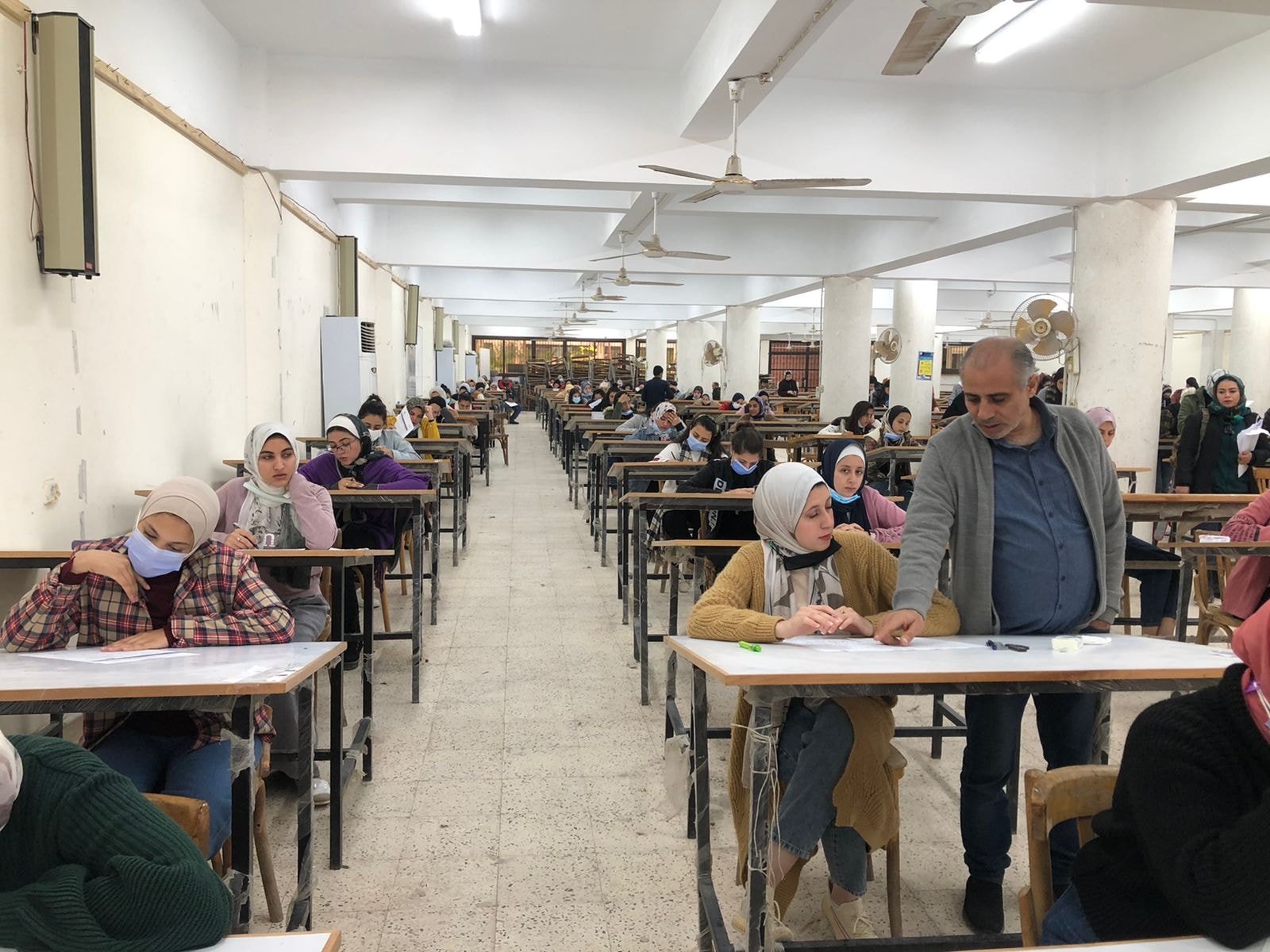 متابعة امتحانات الفصل الدراسي الأول للعام الجامعى ٢٠٢٢/٢٠٢١ م اليوم الخامس للفرقة الأعدادي ديكور ، والفرقة الاولي تصوير وجرافيك ونحت
