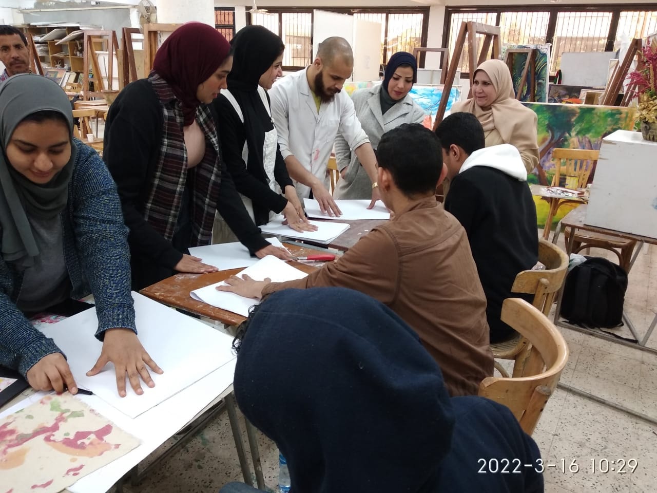 تحت رعاية الأستاذ الدكتور احمد المنشاوي نائب رئيس الجامعة لشئون الدراسات العليا والبحوث والمشرف على كلية الفنون الجميلة  وتحت اشراف دكتورة سحر بطرس وكيل الكلية لشئون خدمة المجتمع وتنمية البيئة ودكتور محمد عبد الحكيم وكيل الكلية لشئون الطلاب وإدارة رعاية الشباب وإدارة العلاقات العامة والاعلام بالكلية  ، حيث استقبلت الكلية الطلاب ذوي الهمم من طلاب مركز رعاية ذوى الهمم بالجامعة ، كلية التربية النوعية -قسم التربية الفنية ، مدرسة المكفوفين ، الجمعية المصرية لذوى الإعاقة السمعية ، الجمعية النسائية لمشاركتهم العمل وسط ابناء الكلية من الطلبة لمحاولة ادماجهم في المجتمع وتنمية مواهبهم وقد أوضحت د/ نجلاء بدوي هارون  المدرس بقسم التصوير من خلال الورشة تعريف ونشأت فن الإبرو. ( الرسم على الماء ) وأن الهدف من هذه الورشة لطلاب ذوي الهمم تنمية القدرة البصرية وتوسيع افاقهم الفكرية وإثارة شغفهم تجاه الالوان وقدرتهم على التخيل مما ساعد في إنتاج أعمال فنية متميزة وان كل منهم على حدة له مجموعة لونية مفضلة وجميلة . و أكدت د. هبه فوزى المدرس بقسم الجرافيك على أهمية الفن فى تطوير شخصيات تلك الطلاب نظرا لما لديهم من اختلافات في الجسد أو الفكر أو في الحس ، الأمر الذي يحد من قدرتهم على ممارسة النشاطات الأساسية والشخصية والاجتماعية . و من هنا تبنت كلية الفنون الجميلة جامعة اسيوط هذه المبادرة لتقديم دور فعال فى اظهار المهارات الفنية المتعددة لتلك الطلاب ودمجهم مع المجتمع الخارجى للارتقاء بمهارتهم و الكشف عن المواهب الفنية الموجودة فيهم لاخراج منتج فنى يعبر عن القدرات الخاصة لهم  وقد اثمرت الورشة اعمال فنية عديدة ناتج من التزام وتواجد الطلاب ذوى الهمم والمجهود المبذول والاصرار على العمل والتواصل مع طلاب الكلية