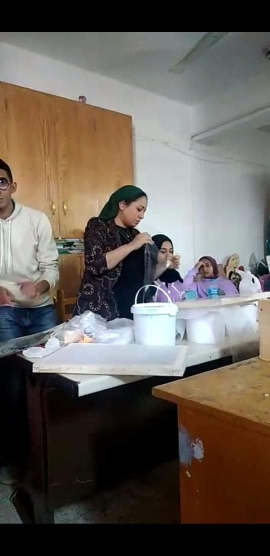 تحت رعايه ا.م د محمد عبد الحكيم وكيل الكلية ورئيس قسم الجرافيك قام قسم الجرافيك الموافق ٢٠٢٣/٣/١٩ بتنفيذ ورشه عمل عن تقنيات الطباعه النافذه .