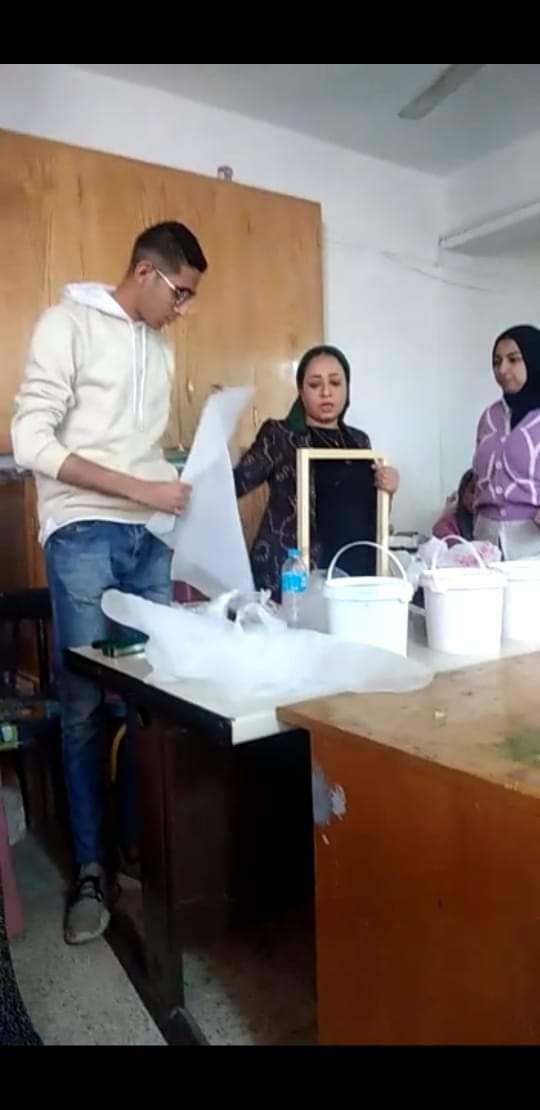 تحت رعايه ا.م د محمد عبد الحكيم وكيل الكلية ورئيس قسم الجرافيك قام قسم الجرافيك الموافق ٢٠٢٣/٣/١٩ بتنفيذ ورشه عمل عن تقنيات الطباعه النافذه .