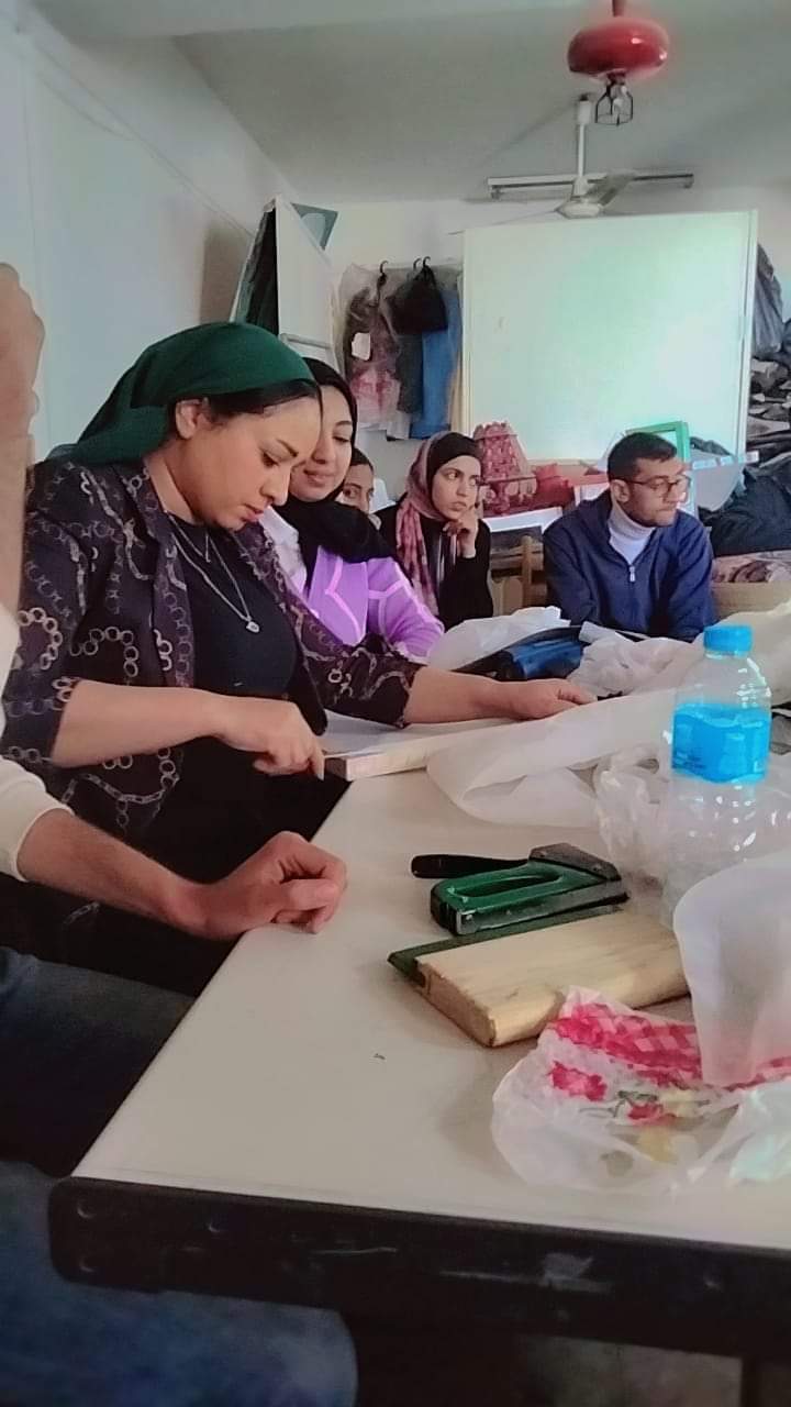تحت رعايه ا.م د محمد عبد الحكيم وكيل الكلية ورئيس قسم الجرافيك قام قسم الجرافيك الموافق ٢٠٢٣/٣/١٩ بتنفيذ ورشه عمل عن تقنيات الطباعه النافذه .