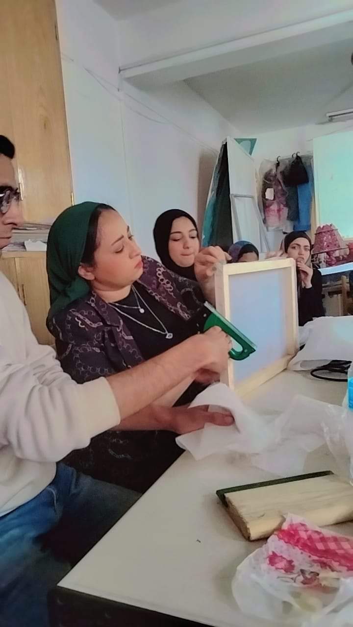 تحت رعايه ا.م د محمد عبد الحكيم وكيل الكلية ورئيس قسم الجرافيك قام قسم الجرافيك الموافق ٢٠٢٣/٣/١٩ بتنفيذ ورشه عمل عن تقنيات الطباعه النافذه .