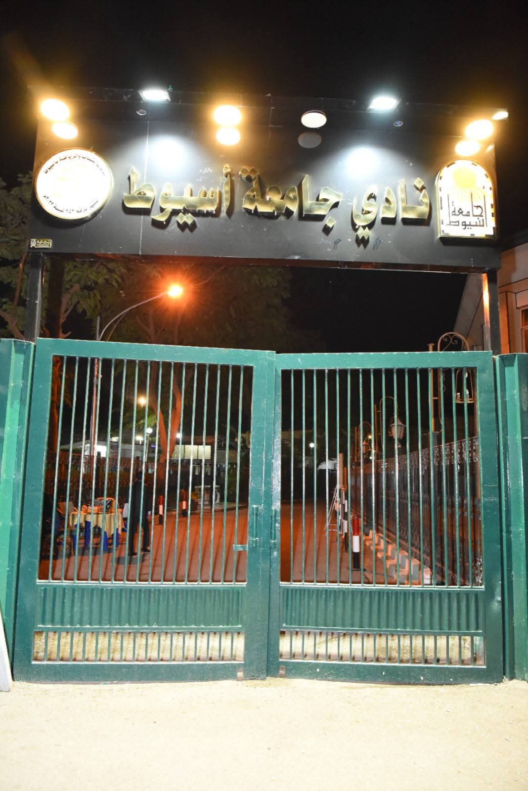 ٣