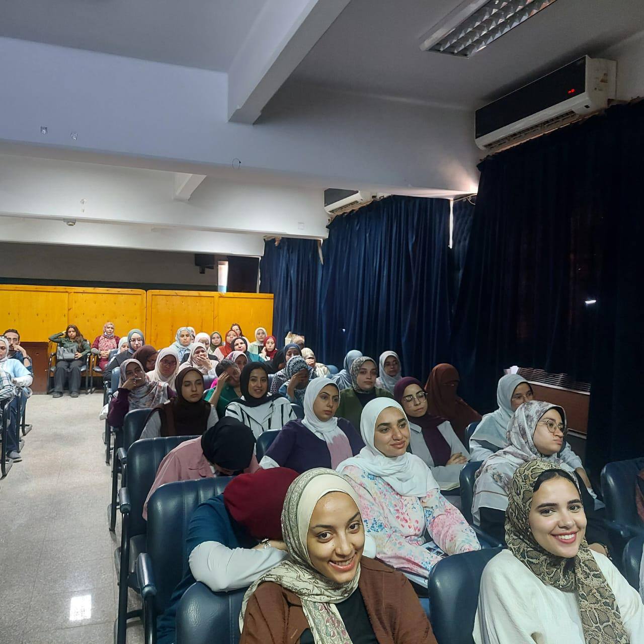 استكمالا لمحاضرات المجموعة الثالثة لأطباء التدريب نظام حديث (٥+٢) دفعة (٦٠) تحت رعاية الاستاذ الدكتور احمد المنشاوي رئيس الجامعة ، والاستاذ الدكتور علاء عطية عميد كلية الطب ورئيس مجلس إدارة المستشفيات الجامعية، والاستاذ الدكتور محمد عبدالرحمن وكيل الكليه لشئون التعليم والطلاب، والاستاذ الدكتور خالد عبدالعزيز مدير المستشفى الجامعي الرئيسي، وتحت إشراف الأستاذ محمد اليمنى رئيس قسم امراض الباطنه، والاستاذة الدكتورة سهير قاسم مدير البرنامج الإلزامي لأطباء التدريب نظام حديث (٥+ ٢)، تم القاء محاضرة للدكتور أحمد مساعد، زميل واستشارى أمراض الكلى تحت عنوان: