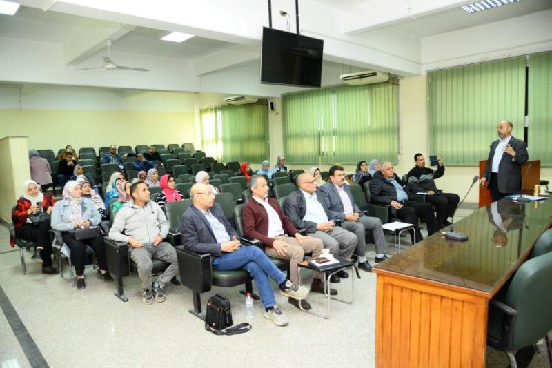 كلية الطب جامعة أسيوط تنظم  دورة تدريبية بعنوان " تحقيق الإبداع الوظيفي" لتعزيز الأداء المؤسسي