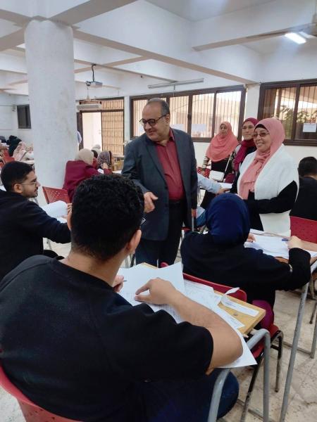 الأستاذ الدكتور محمد عبد الباسط خلاف وكيل كلية الطب لشئون الدراسات العليا والبحوث يتفقد لجان امتحانات الدراسات العليا