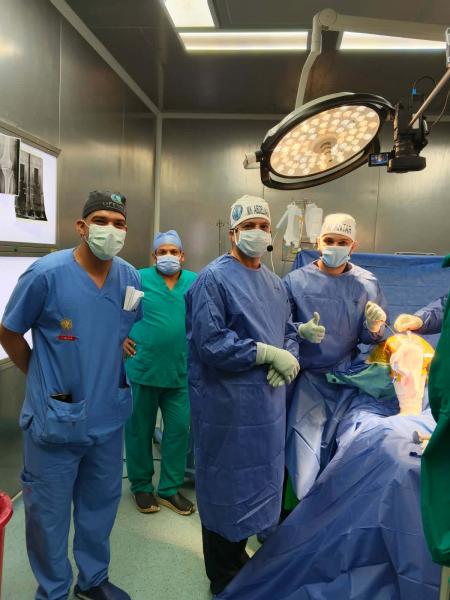 في إنجاز طبي رائد ولأول مرة في مصر .... فريق طبي بقسم جراحة العظام بجامعة أسيوط يجري أولى عمليات تغيير مفصل الركبة بتقنية "المحاذاة الحركية" خلال مشاركتهم بورشة عمل بجامعة الإسكندرية
