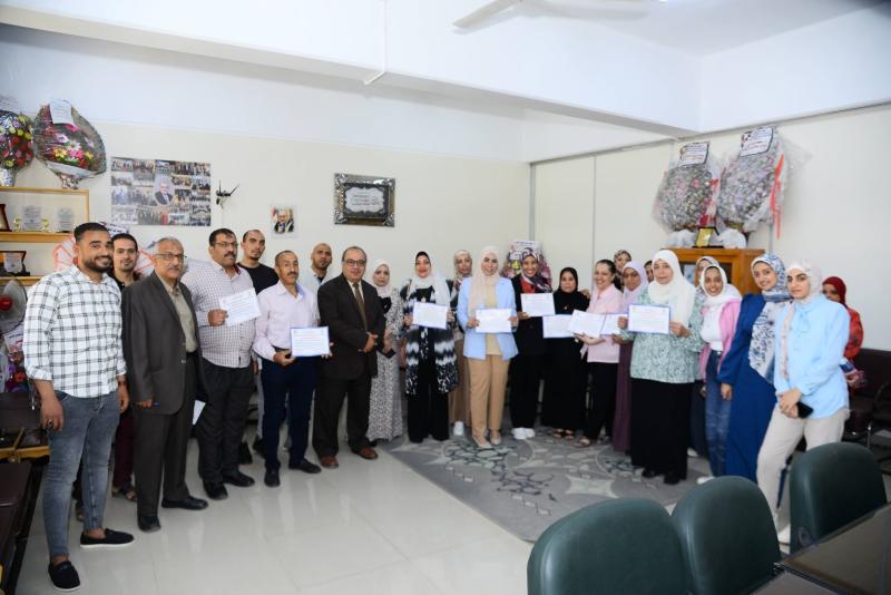 طب أسيوط تُكرم العاملين بقطاع الدراسات العليا تقديراً لجهودهم المتميزة