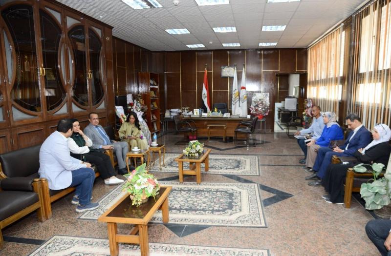 عميد طب أسيوط يستقبل وفدا من البنك العربي الأفريقي الدولي خلال زيارتهم لمستشفى الأطفال لتسليم (٥٨) كرسياً متحركاً كهدية مقدمة من البنك