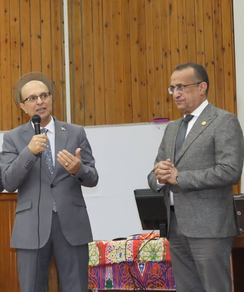 تحت رعاية الاستاذ الدكتور احمد المنشاوى رئيس الجامعة، والاستاذ الدكتور علاء عطية عميد كلية الطب ورئيس مجلس ادارة المتشفيات الجامعية، بدأت اليوم الاحد الموافق ٢١ سبتمبر ،الاحتفال ببدء العام الجامعى &nbsp;٢٠٢٥/ ٢٠٢٦، وسط أجواء يملؤها الحماس والفخر بتحقيق الحلم وبداية رحلة علمية وإنسانية جديدة، بالالتحاق بكلية الطب جامعة أسيوط.
