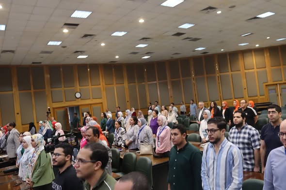 تحت رعاية الأستاذ الدكتور أحمد المنشاوي، رئيس الجامعة، والأستاذ الدكتور علاء عطية عميد كلية الطب ورئيس مجلس إدارة المستشفيات الجامعية، والأستاذ الدكتور شريف مختار، &nbsp;رئيس الكلية المصرية لأطباء الرعاية الحرجة، والذى شارك عبر تقنية "أون لاين"، والأستاذ الدكتور جوسيه جارناشو مونتيرو، رئيس الجمعية الأسبانية لطب الحالات الحرجة، وتحت إشراف الأستاذ الدكتور خالد عبد العزيز، مدير المستشفى الرئيسي، والأستاذ الدكتور محمد اليمني، رئيس قسم الأمراض الباطنة، والأستاذ الدكتور أحمد عبيد الله، رئيس وحدة الحالات الحرجة.افتتاح فعاليات القمة المصرية الإسبانية الثالثة لطب الحالات الحرجة بجامعة أسيوط