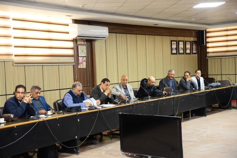 The Dean of the Faculty of Medicine at Assiut University chaired a meeting of the Board of Directors of University Hospitals and directed them to follow up on the emergency and crisis plan in the hospitals, and to verify their readiness to deal with any emergency repercussions that may result from weather fluctuations.