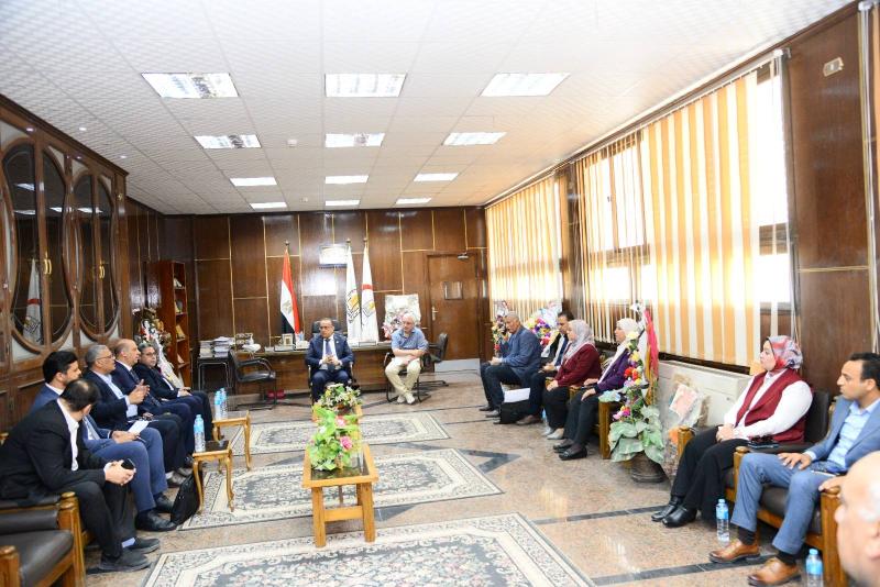 The Dean of the Faculty of Medicine and Chairman of the Board of Directors of Assiut University Hospitals receives a delegation from the National Investment Bank to follow up on a number of ongoing projects in the university hospitals.