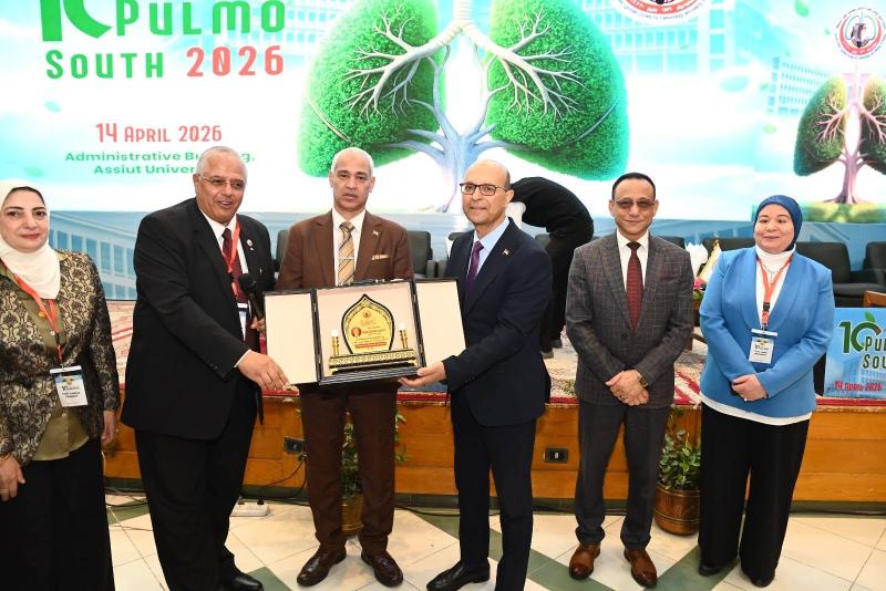 The Dean of the Faculty of Medicine and Chairman of the Board of Directors of Assiut University Hospitals receives a delegation from the National Investment Bank to follow up on a number of ongoing projects in the university hospitals.