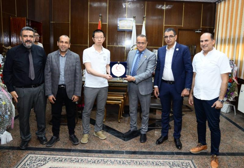 The Dean of the Faculty of Medicine at Assiut University received the Chinese expert, Zhijiang Zhou, on the sidelines of his visit to the Trauma Hospital to perform a number of lymphatic vessel surgeries, which are being performed for the first time in Egypt.