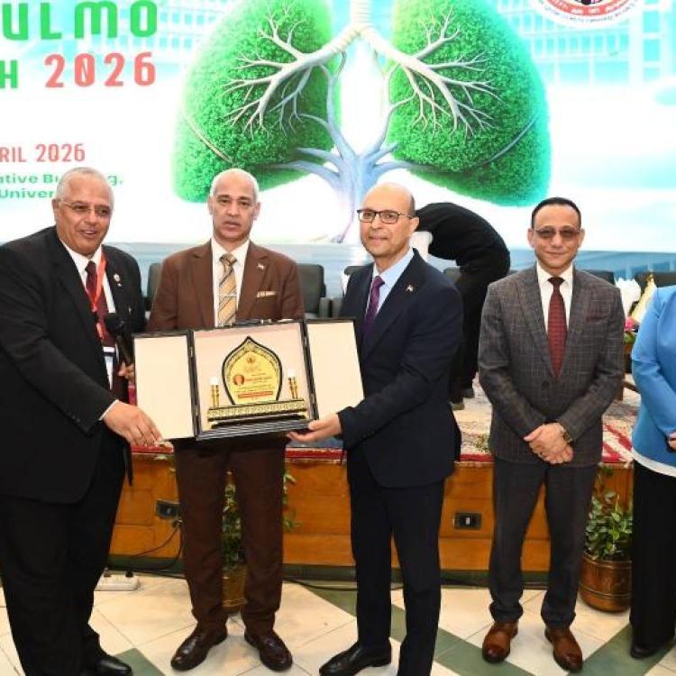 The Dean of the Faculty of Medicine and Chairman of the Board of Directors of Assiut University Hospitals receives a delegation from the National Investment Bank to follow up on a number of ongoing projects in the university hospitals.
